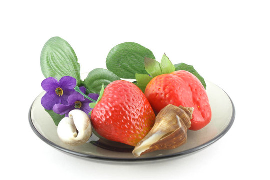 人造花卉；飞碟上的草莓和贝壳。