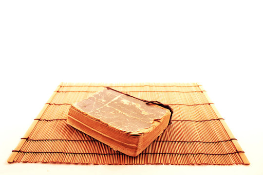 桌子上的一本書