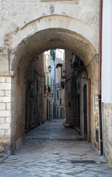 小巷。焦維納佐。Apulia。