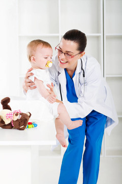 女性的兒科醫(yī)生和嬰兒