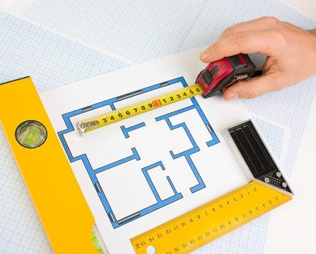 用建筑工具在家里畫畫