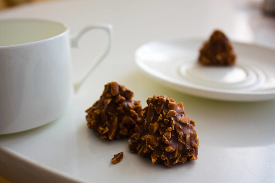 有堅(jiān)果和茶的巧克力糖果