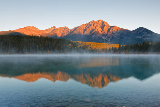Patricia Lake與金字塔山；加拿大