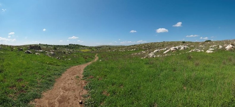 春季地中海山脈徒步旅行