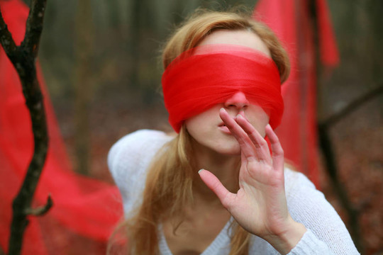 blinfolded女人