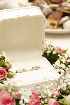 結(jié)婚戒指和玫瑰