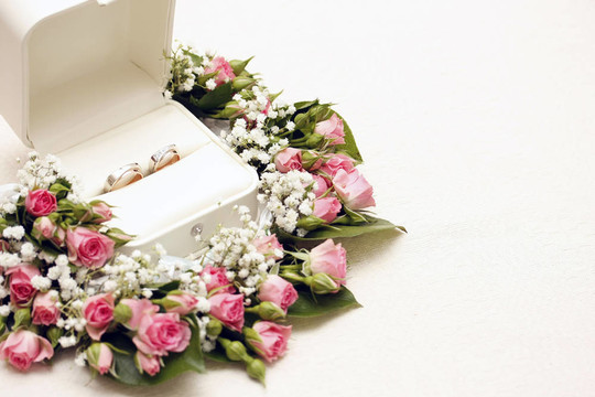 結(jié)婚戒指和玫瑰