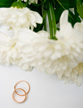 結(jié)婚戒指和白菊花