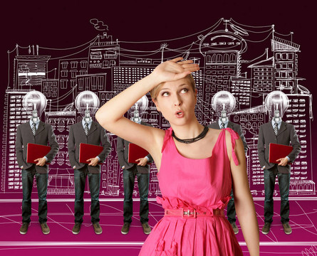 女人和電腦燈頭的商人
