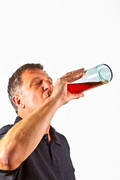 男子從瓶子里喝了酒