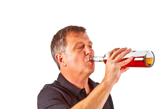 男子從瓶子里喝了酒