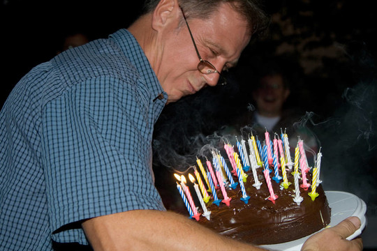 男人生日時(shí)吹滅生日蠟燭