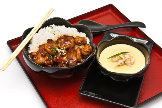 有紅燒雞肉和中國蒸蛋炒飯