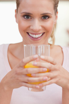 微笑女人飲用果汁肖像