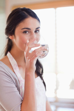 美女飲用水肖像