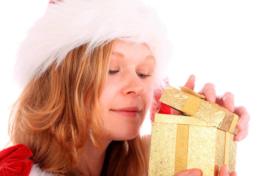 Santa小姐偷偷偷看一個(gè)金色的禮品盒