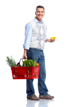 帶著購物籃的男人。雜貨店。