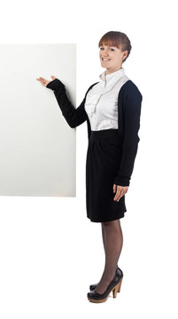 與海報(bào)擺姿勢(shì)的女人