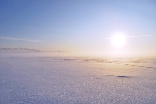 太陽(yáng)；冬天的霧和閃閃發(fā)光的雪