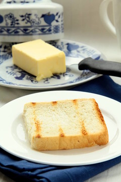 新鮮黃油烤面包片