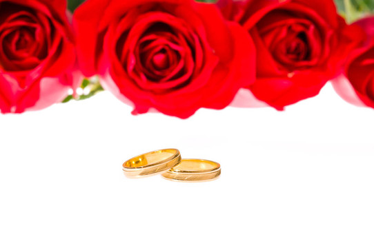 紅色的玫瑰和白色的結(jié)婚戒指