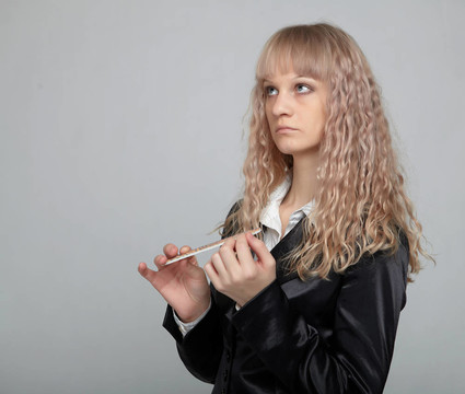 滑稽的商業(yè)女性在一個(gè)黑色的西裝