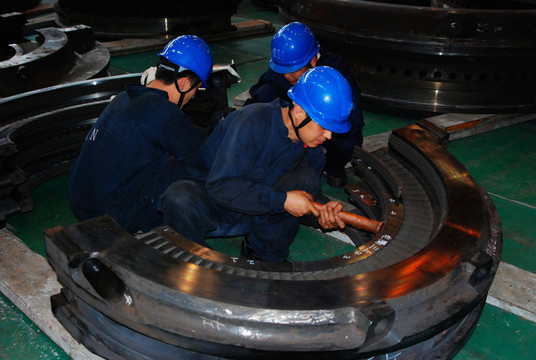電廠工人檢修設(shè)備 戴安全帽工人