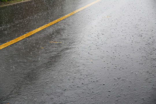 路面雨點(diǎn) 下雨了
