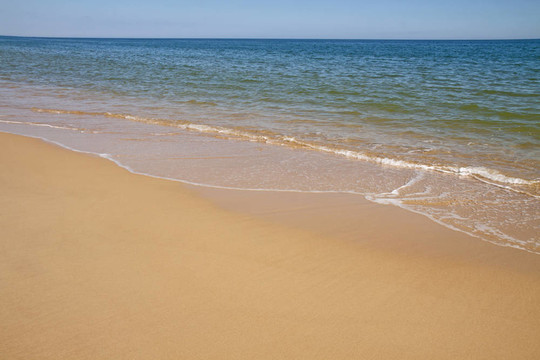 海灘的沙灘和波浪