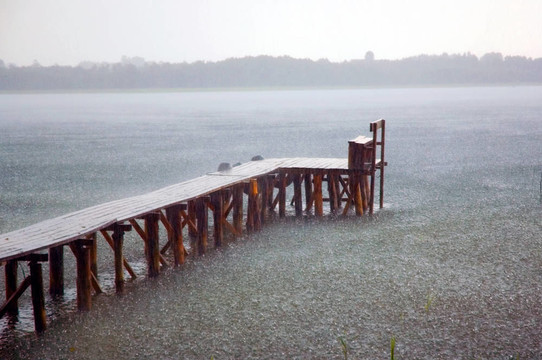 湖上的雨