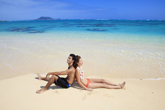 在夏威夷的海灘上的年輕夫婦