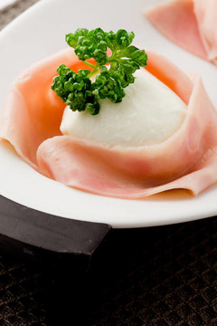用火腿Mozzarella