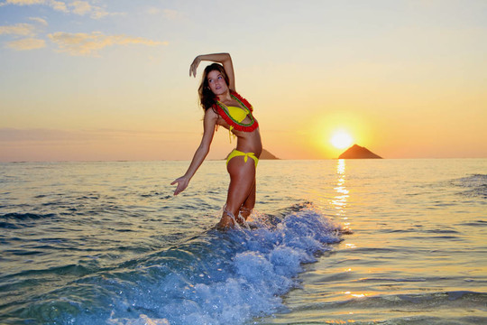 夏威夷日出時(shí)的海灘上的女人