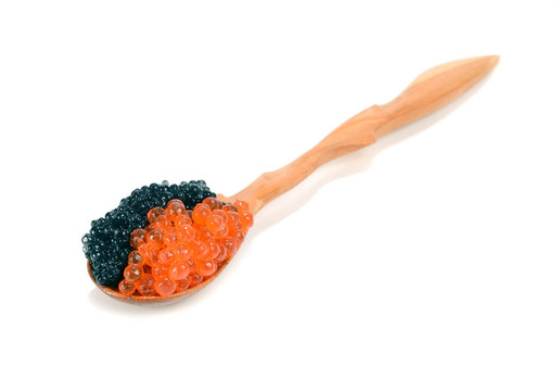 黑魚(yú)子醬和紅是在一個(gè)木制的勺子