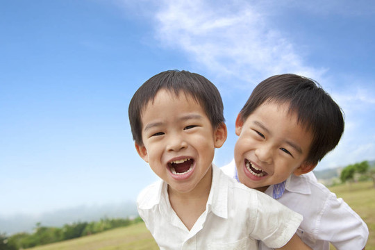 快樂小男孩的畫像