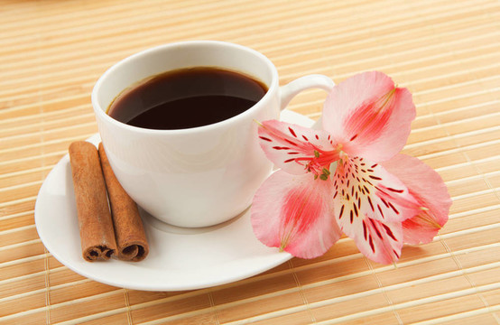 一杯有肉桂的咖啡杯