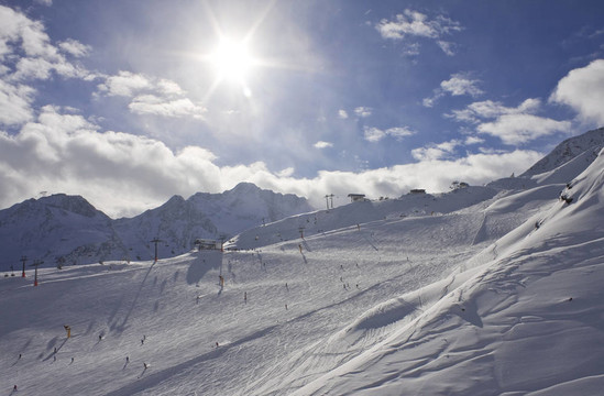 在Solden的滑雪勝地的斜坡。奧地利