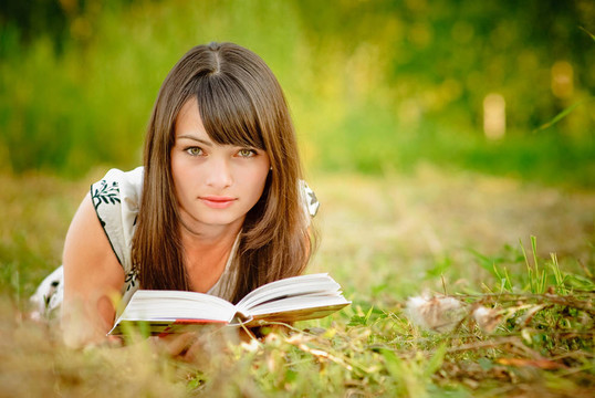 女孩在草地上看書