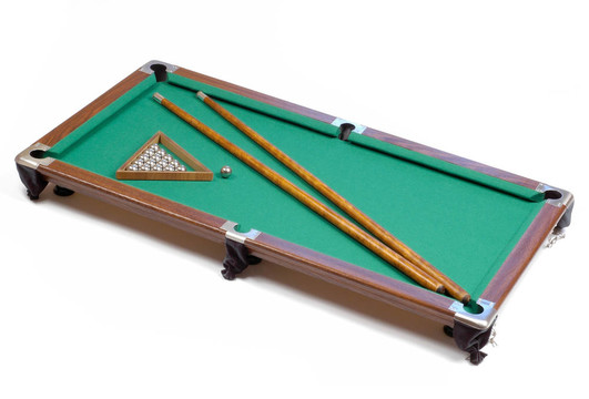 帶用品的臺球桌