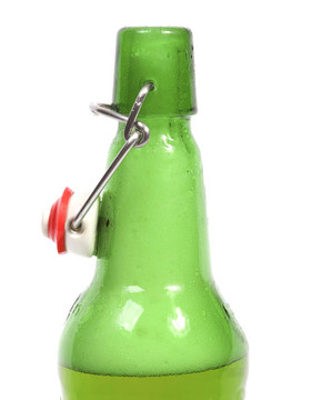帶有氣泡的啤酒瓶