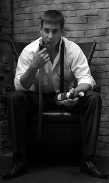 男人抽煙斗。