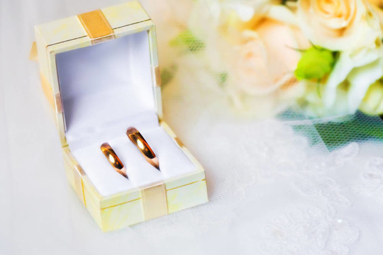 花束盒中的結(jié)婚戒指