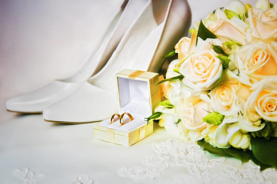花束和高跟鞋結(jié)婚戒指
