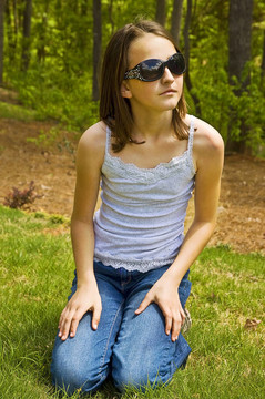 青春期前的女孩和Sunglasse在外面