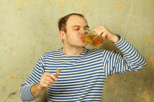 一個(gè)男人一杯啤酒特寫(xiě)