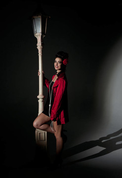 年輕的女人和lightpole