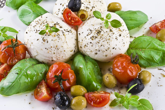 羅勒圣女果和橄欖Mozzarella