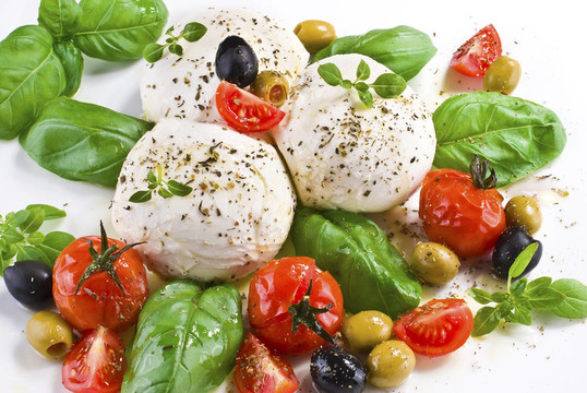 羅勒圣女果和橄欖Mozzarella