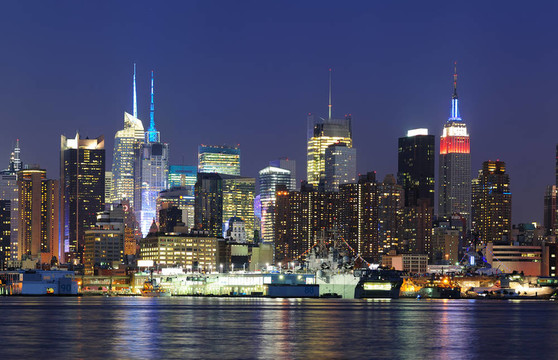 纽约市曼哈顿中城的天际线在黄昏