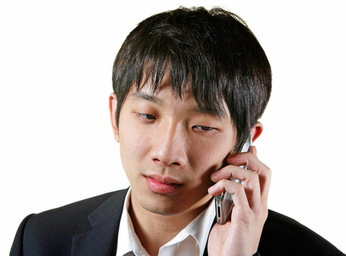 男人在電話里交談